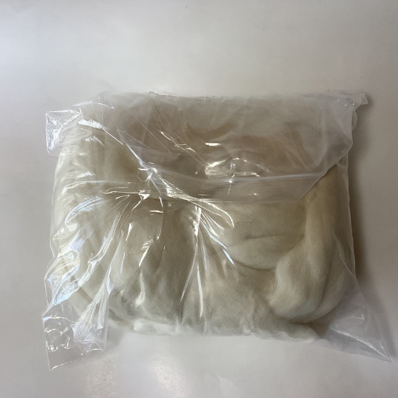 Paradise Fibers Corriedale Cross roving 1 lb - Picture 4 of 5